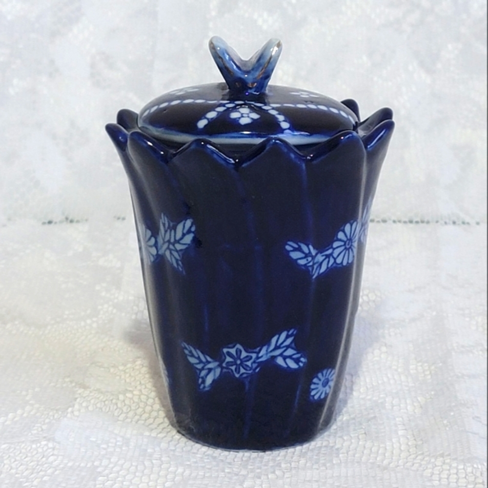 Vintage Cobalt Blue White Porcelain Trinket Container Storage Jar Butterfly Lid